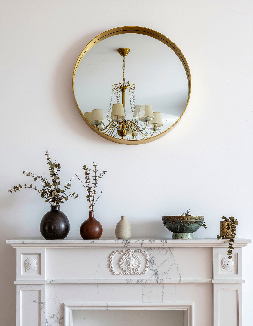 Round gold wall mirror - 30 living room mirrors