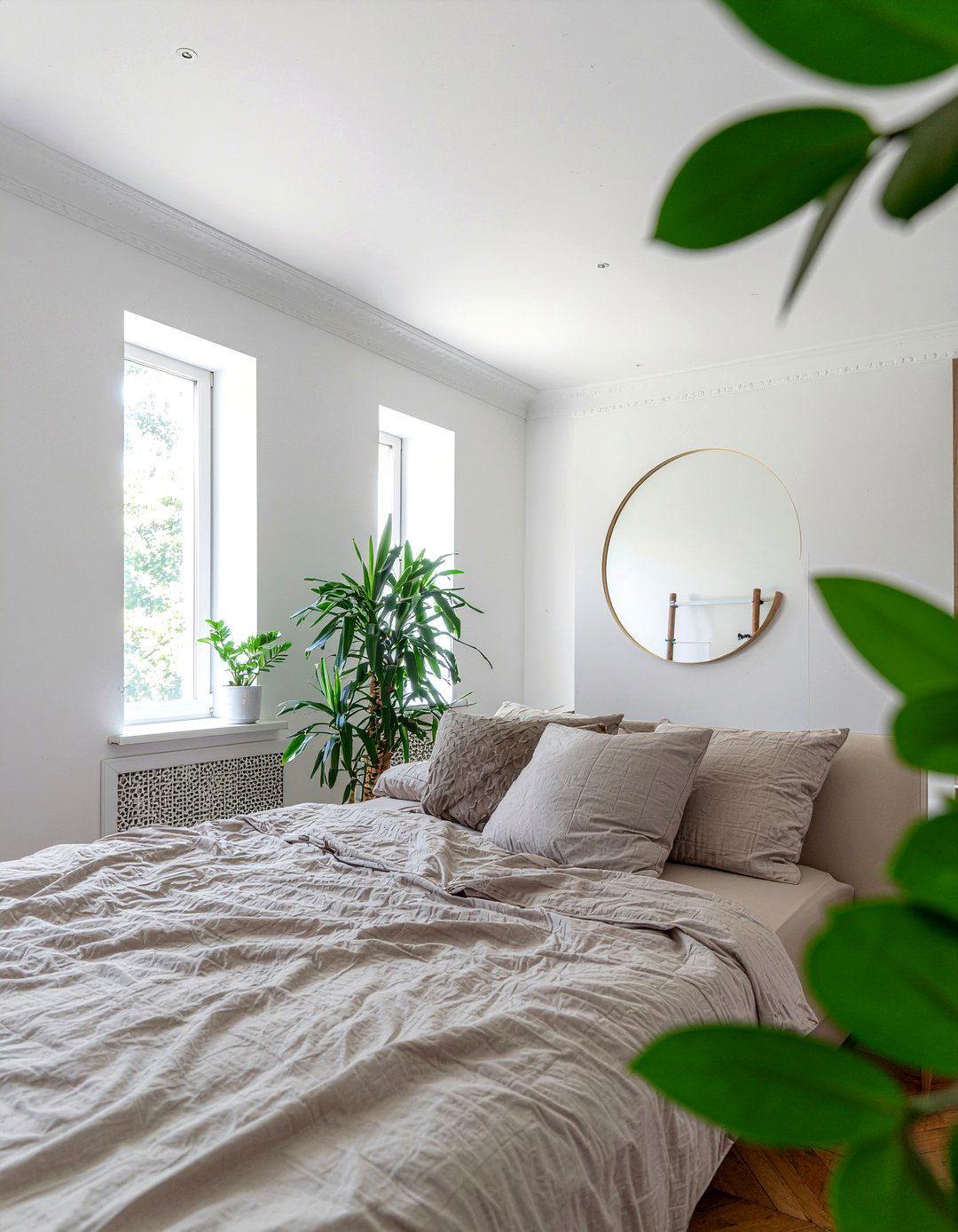 Round mirror - 30 meditation bedroom ideas