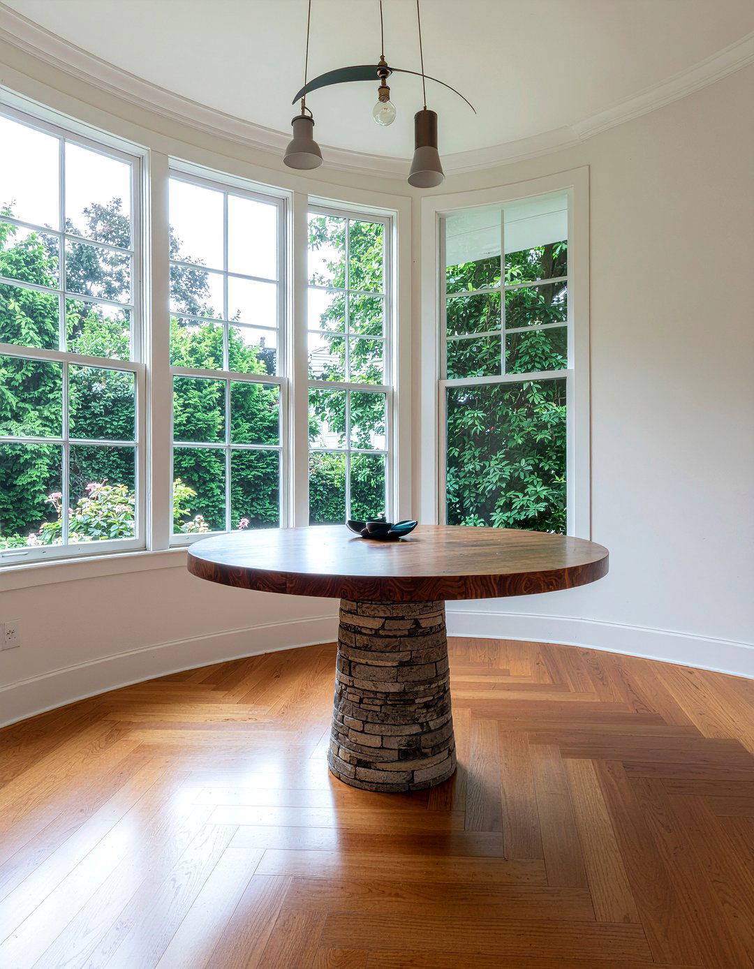 Round pedestal dining table - 30 rich dining room ideas