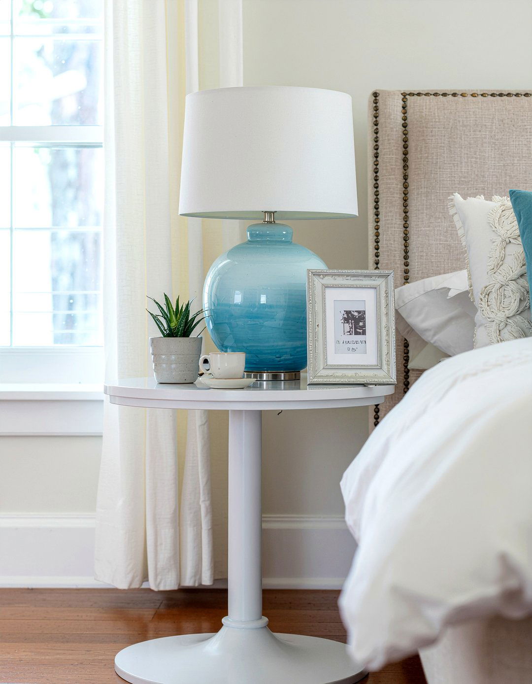 Round pedestal nightstand - 30 bedroom round nightstands