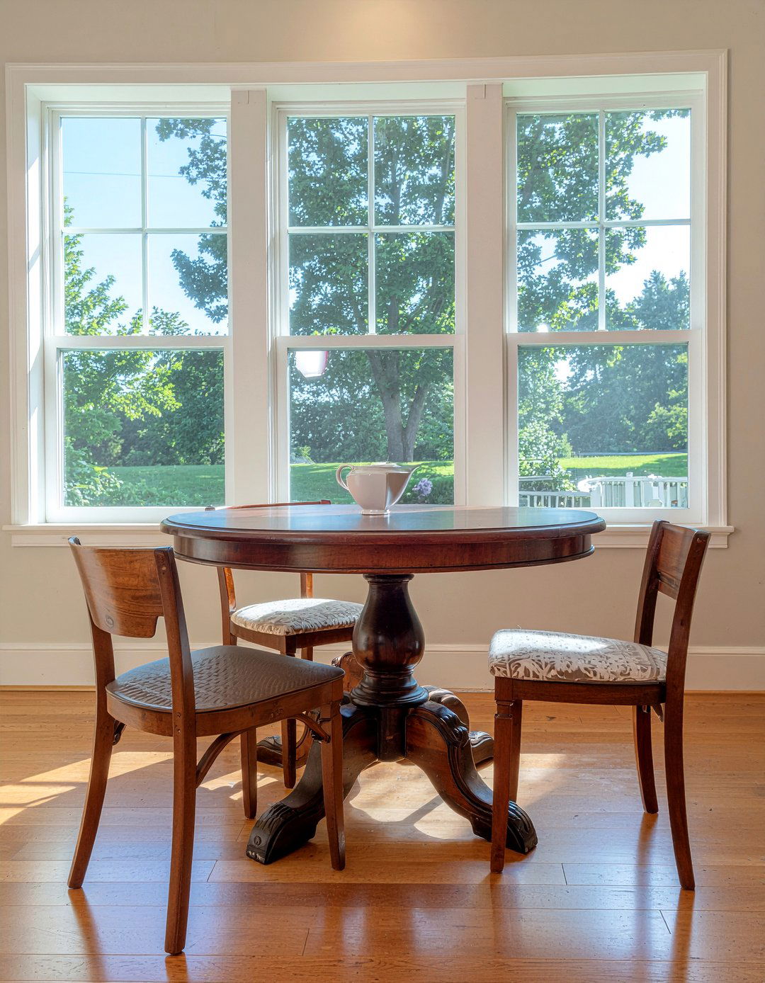 Round pedestal table - 30 heirloom dining room ideas