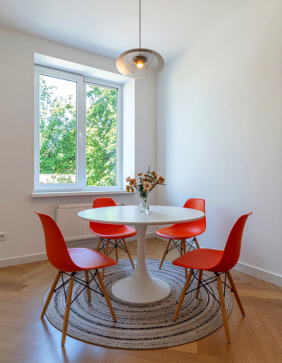Round pedestal table - 30 renter-friendly dining room ideas
