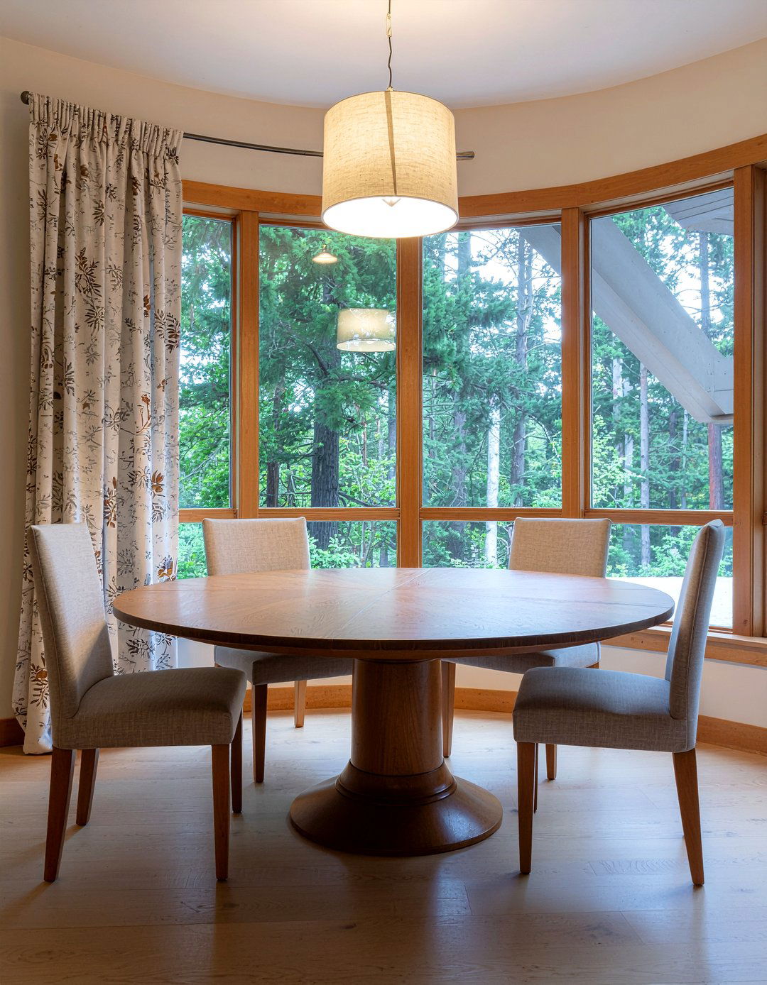 Round wood dining table - 30 cabin dining room ideas