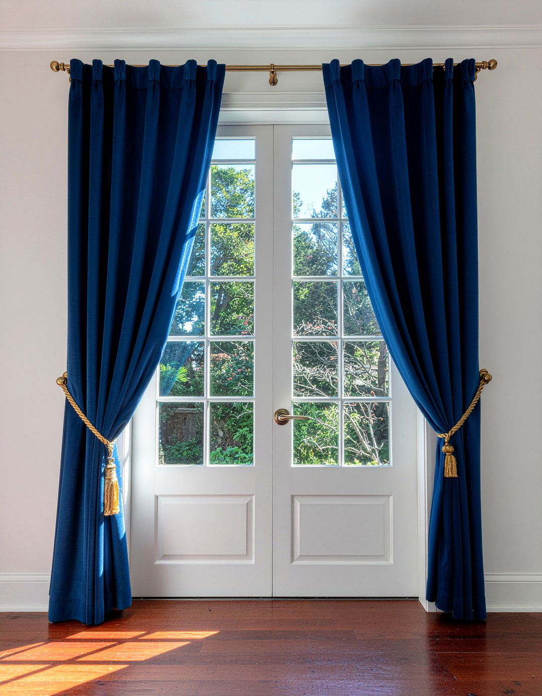 Royal blue curtains - 30 royal blue living room ideas