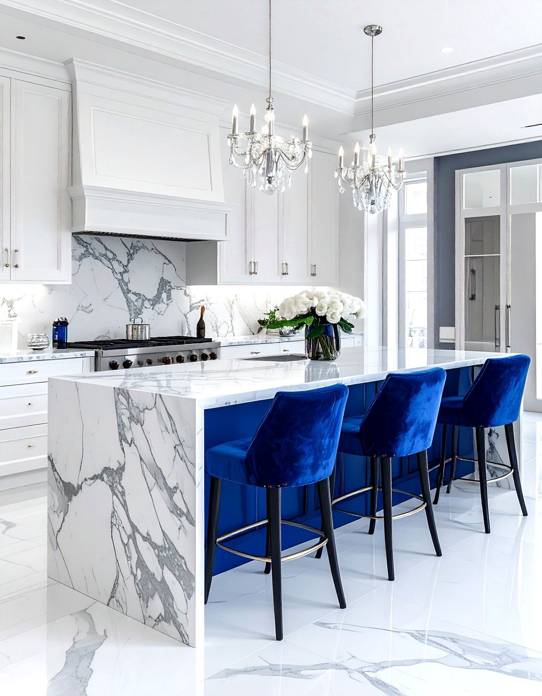 Royal blue velvet stools with marble island - 30 velvet kitchen ideas