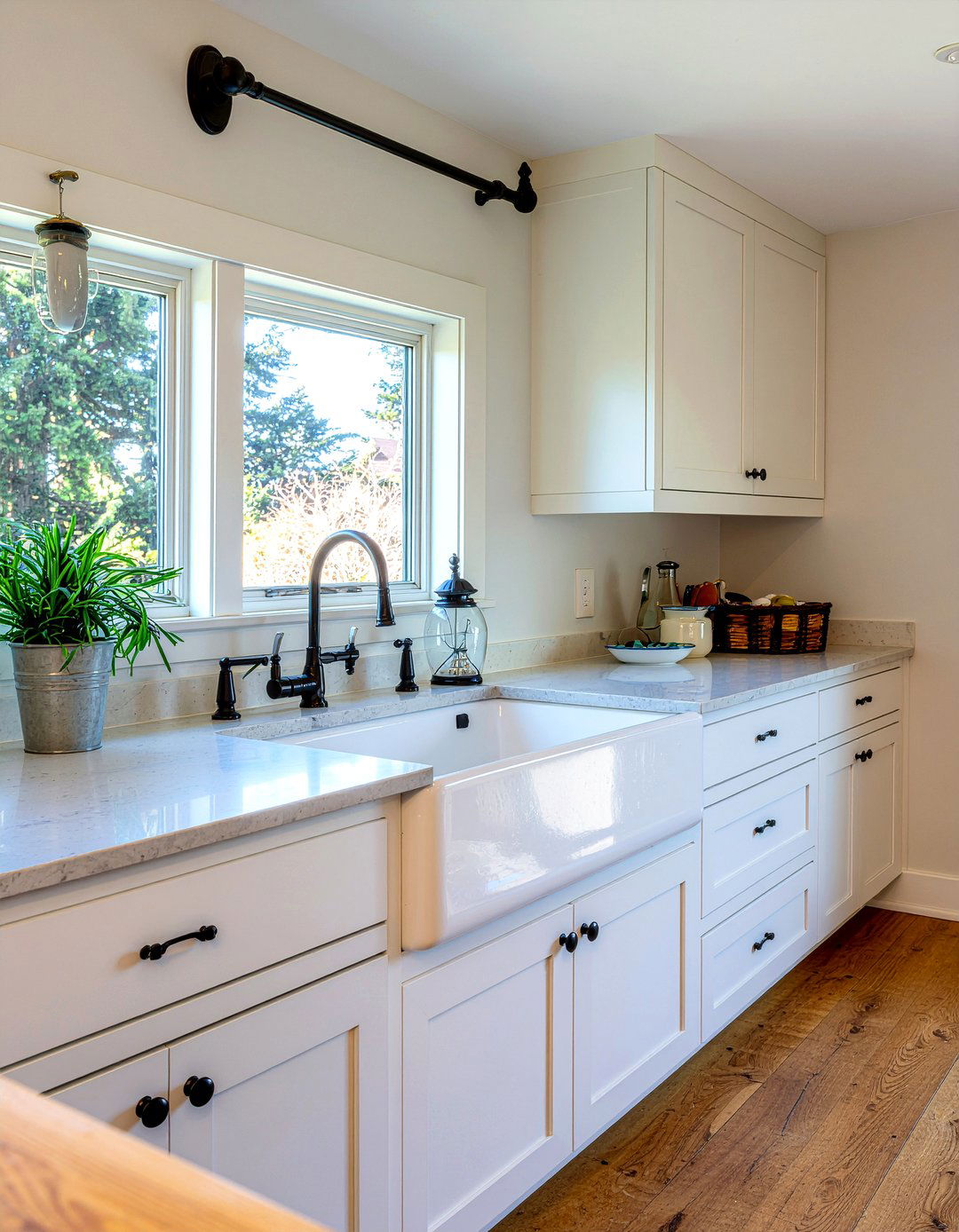 Rustic farmhouse kitchen with apron sink - 30 showstopper kitchen ideas