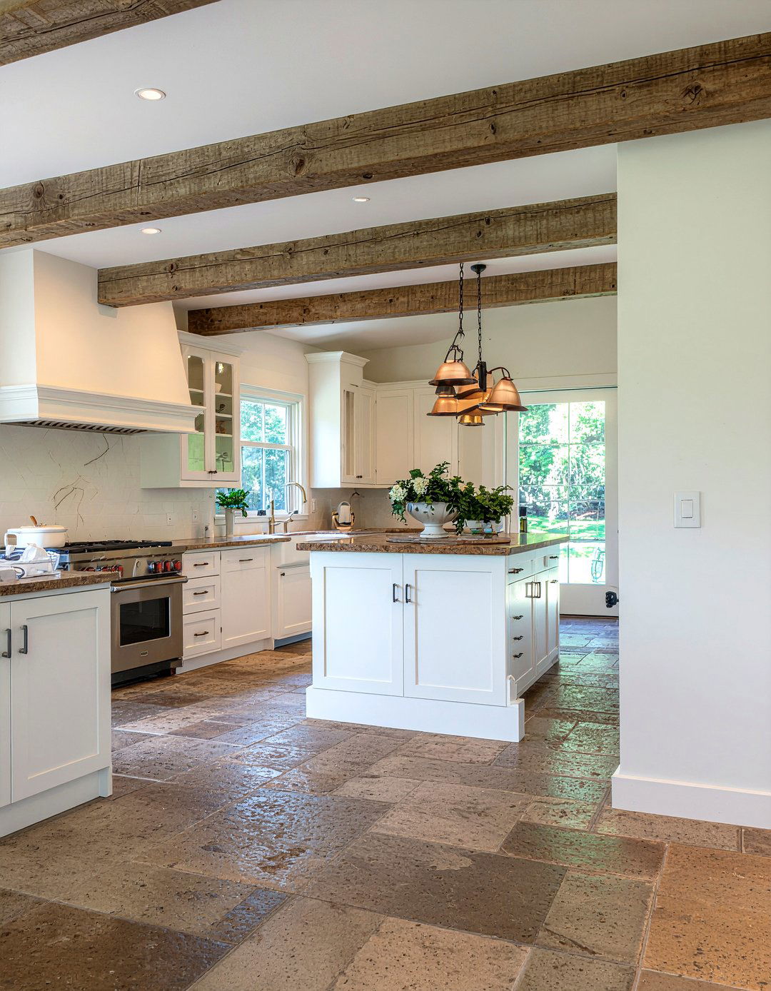 Rustic kitchen with wood beams - 30 beautiful kitchen ideas