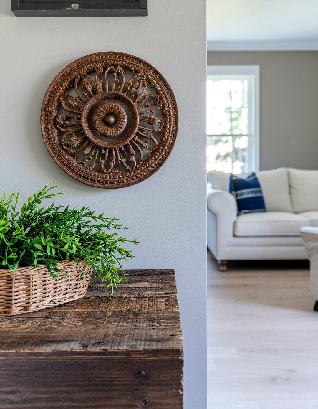 Rustic wall rosette - 30 living room rosette ideas