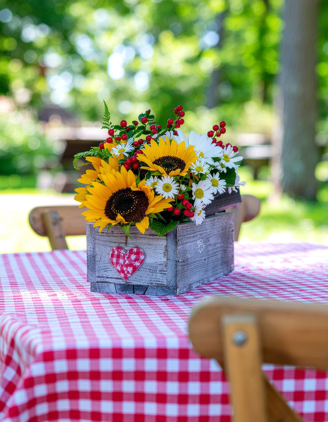 Rustic wood box flowers - 30 floral centerpiece dining ideas