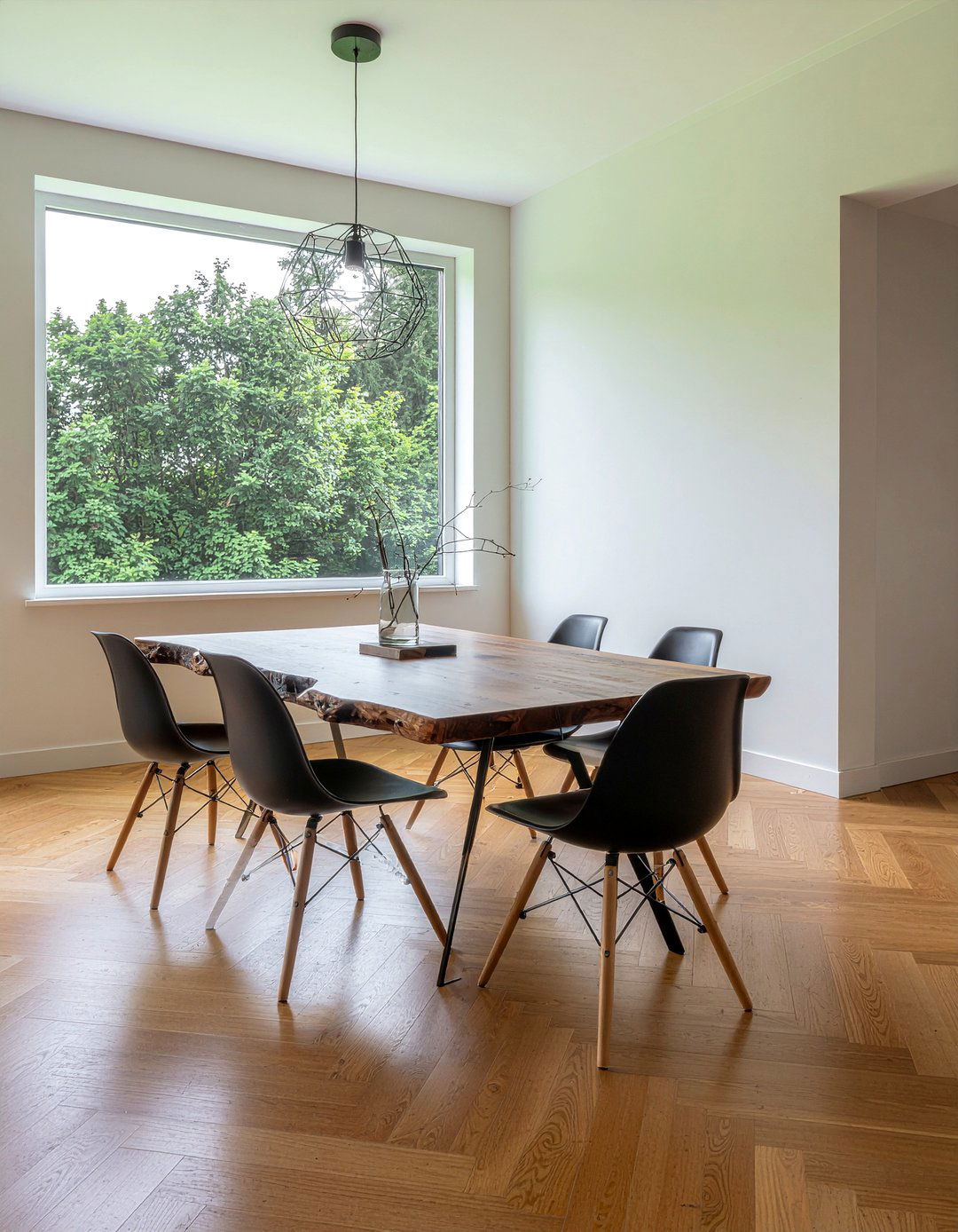 Rustic wood table - 30 photo-worthy dining room ideas
