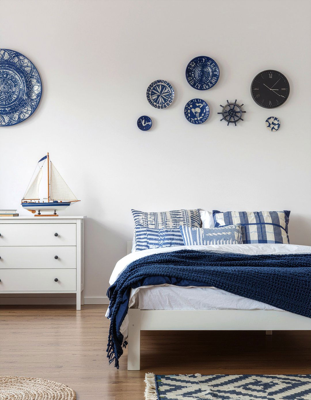 Sailboat model - 30 nautical bedroom ideas