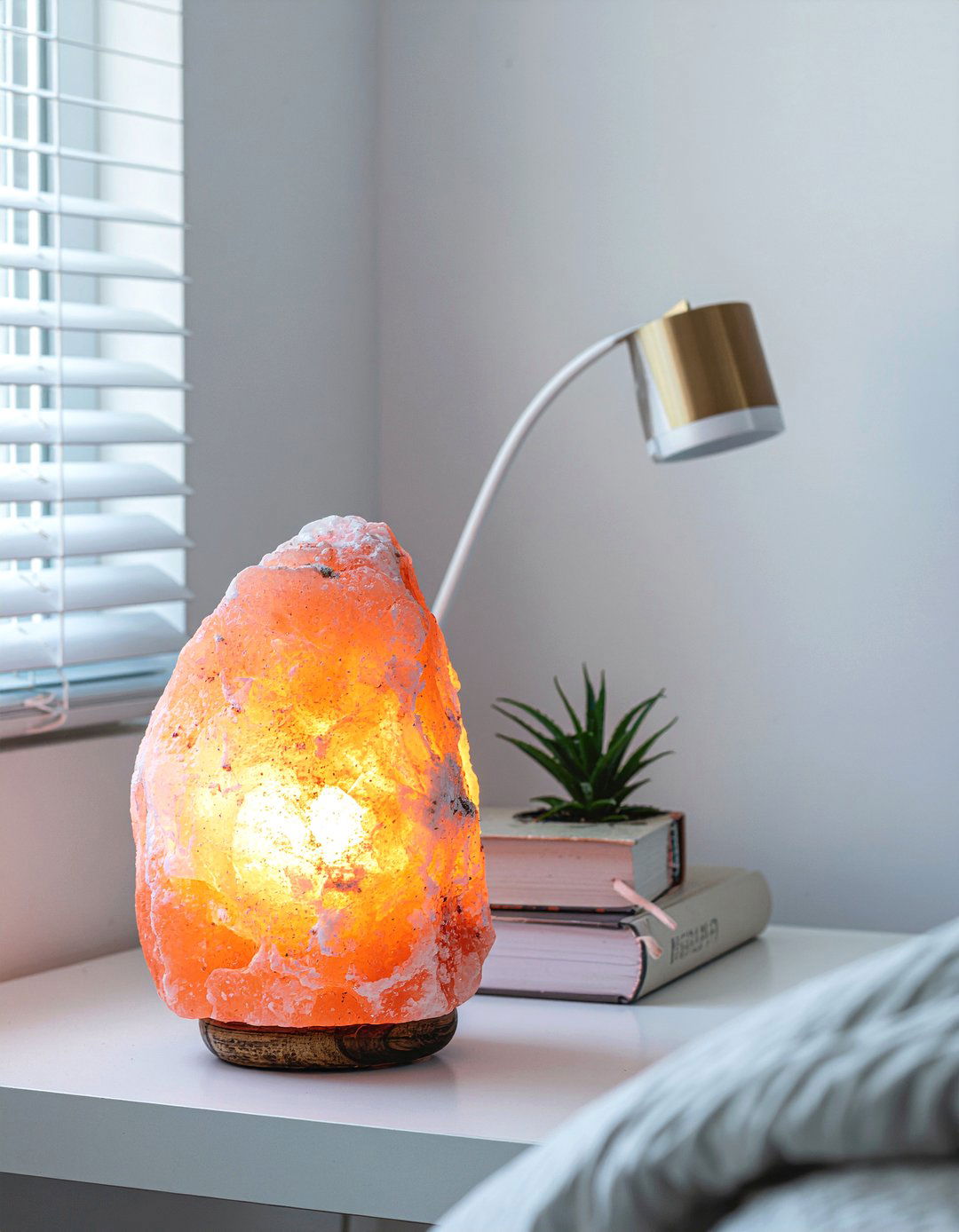 Salt lamp - 30 wellness bedroom ideas