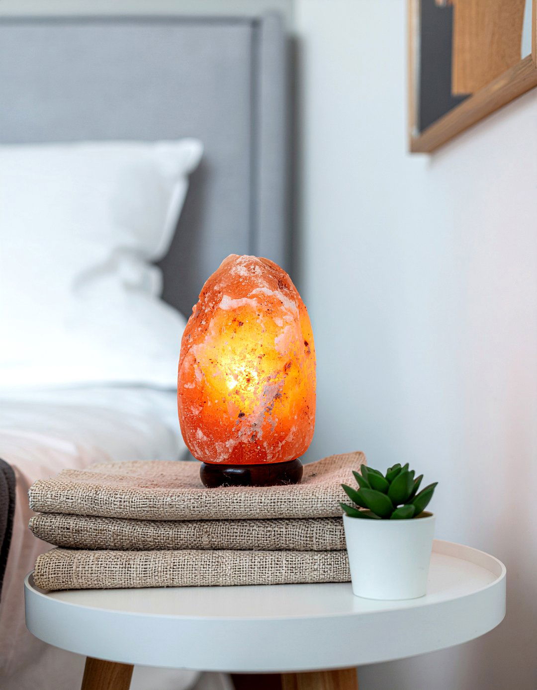 Salt lamp - 30 meditation bedroom ideas