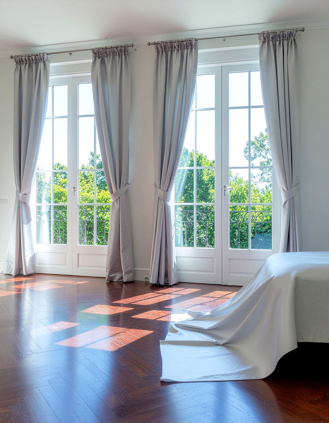 Satin curtains - 30 glam bedroom ideas