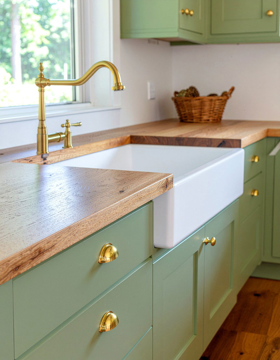 Satin gold cup pulls - 30 gold kitchen hardware ideas