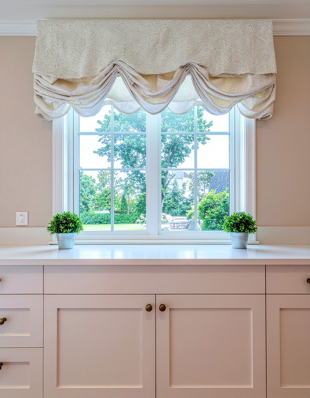 Scalloped Edge Cafe Curtain - 30 kitchen cafe curtain ideas