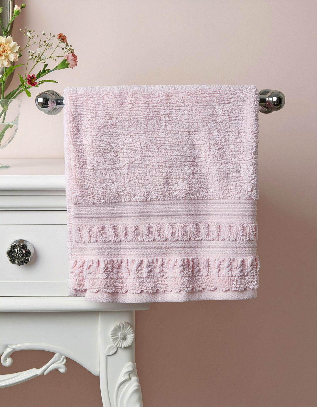 Scalloped Edge Towels - 30 bathroom linens ideas