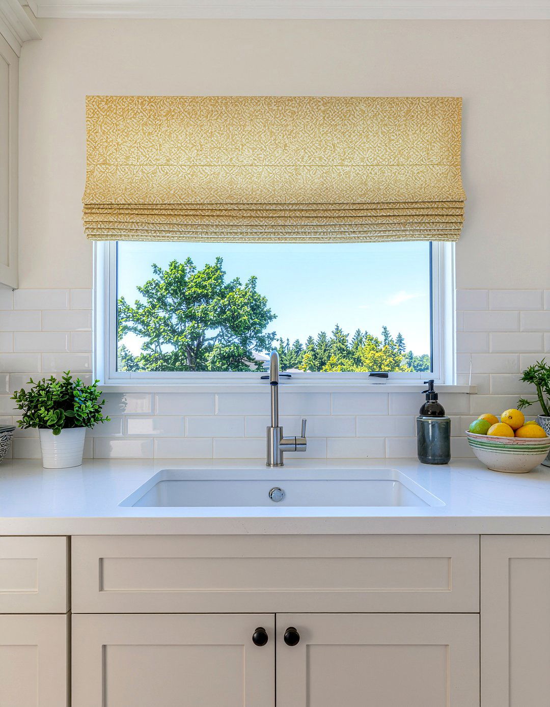 Scalloped Valance - 30 kitchen window treatment ideas