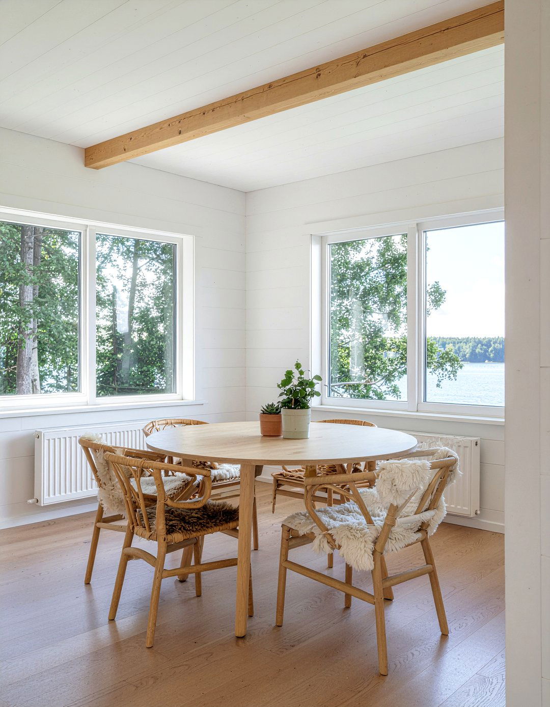 Scandinavian Lake House Dining - 30 lakeside dining room ideas