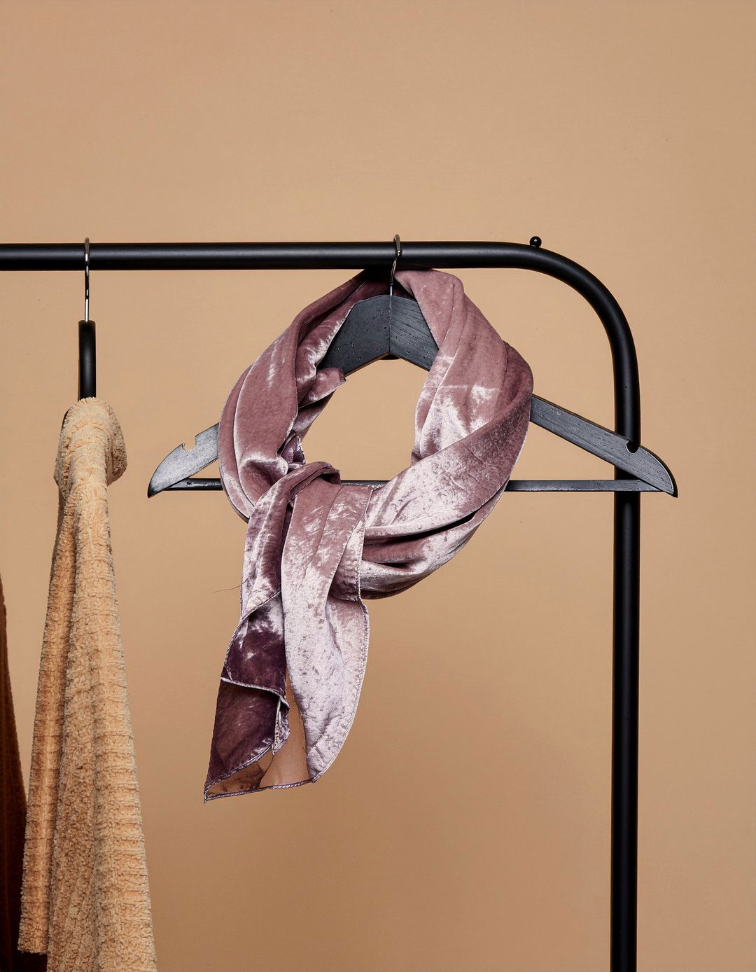 Scarf velvet hanger - 30 bedroom scarf storage ideas