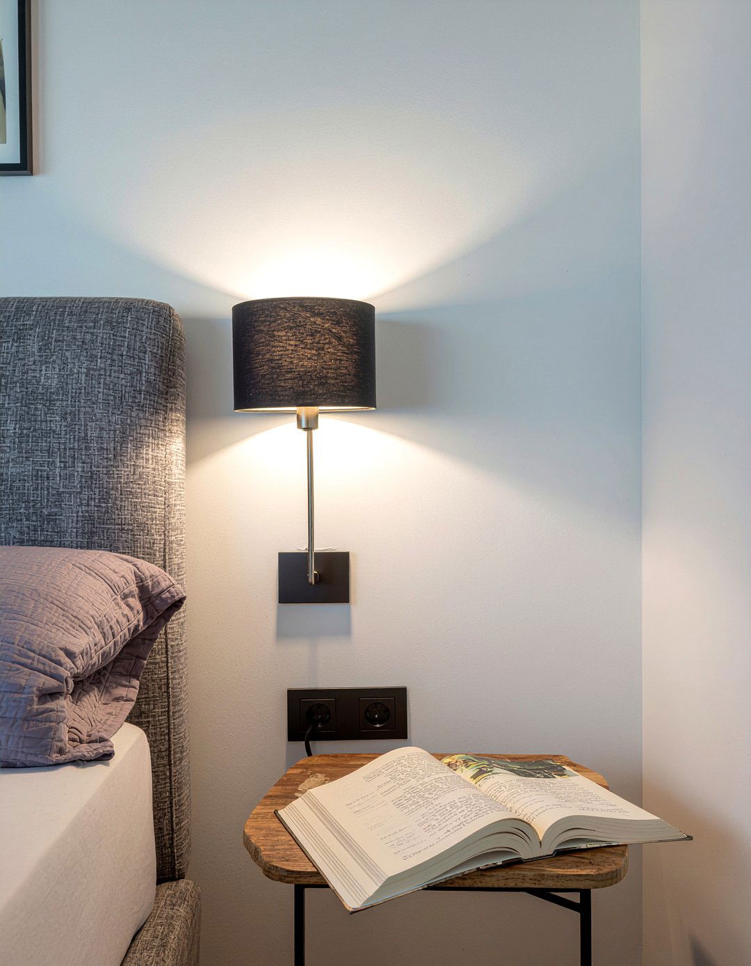 Sconce Lighting - 30 DIY bedroom ideas