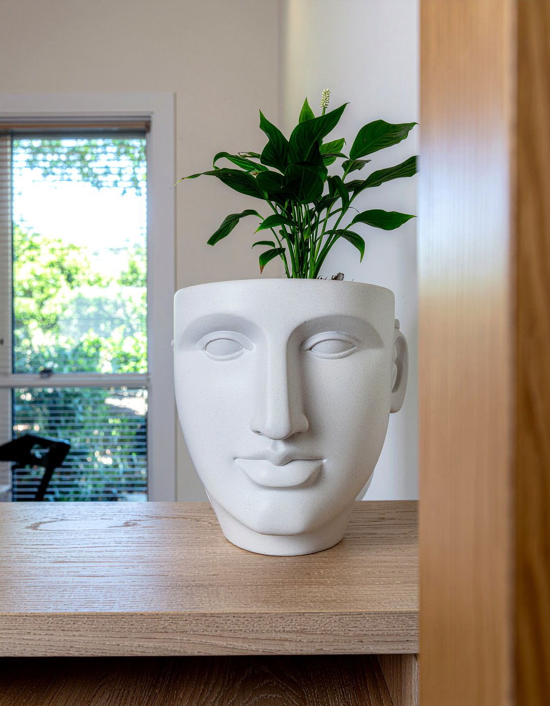 Sculptural Face Vase - 30 living room vase ideas