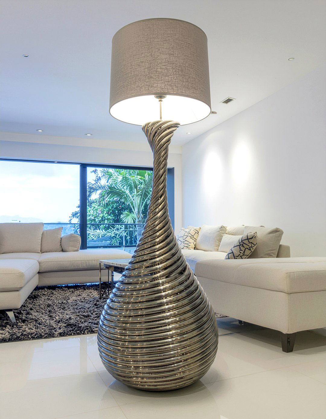 Sculptural floor lamp - 30 living room floor lamps