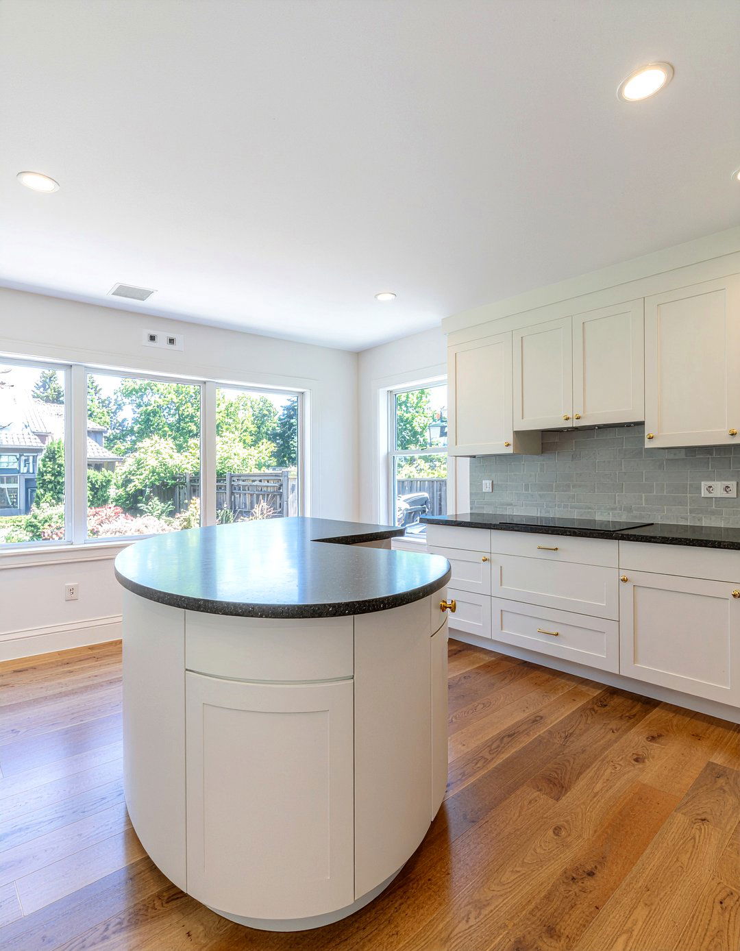 Semicircle kitchen island - 30 curved kitchen island ideas