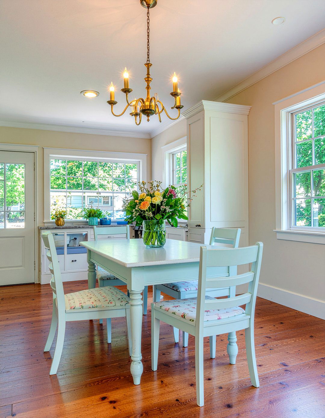 Shabby Chic Dining Set - 30 secondhand dining room ideas