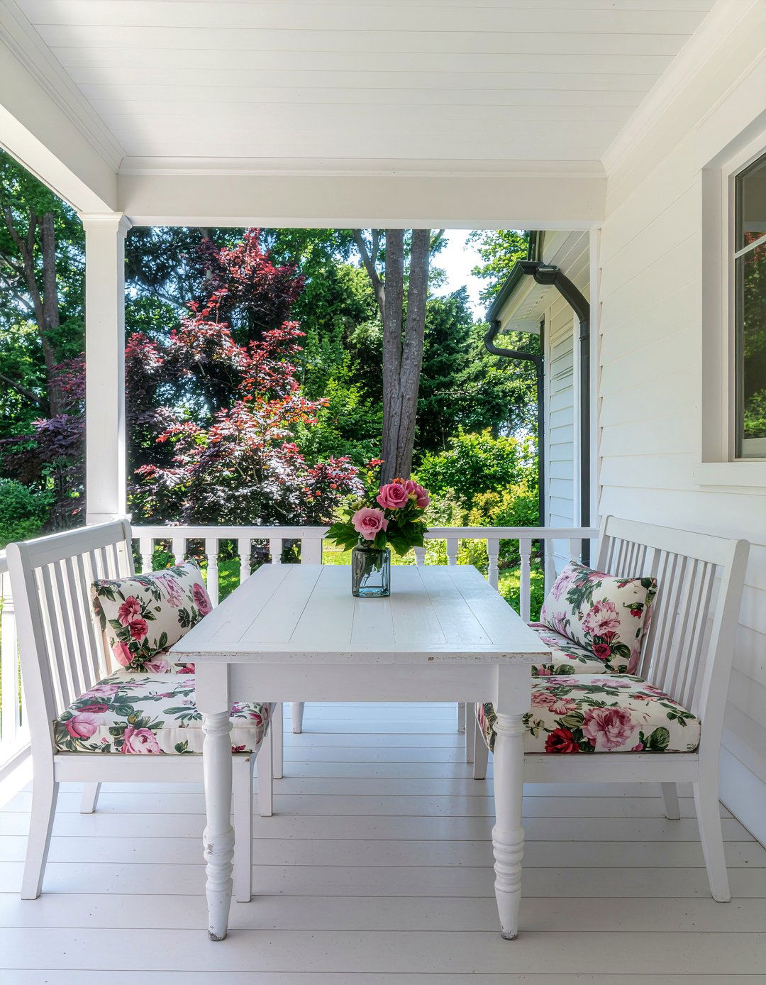 Shabby Chic Porch - 30 porch dining ideas