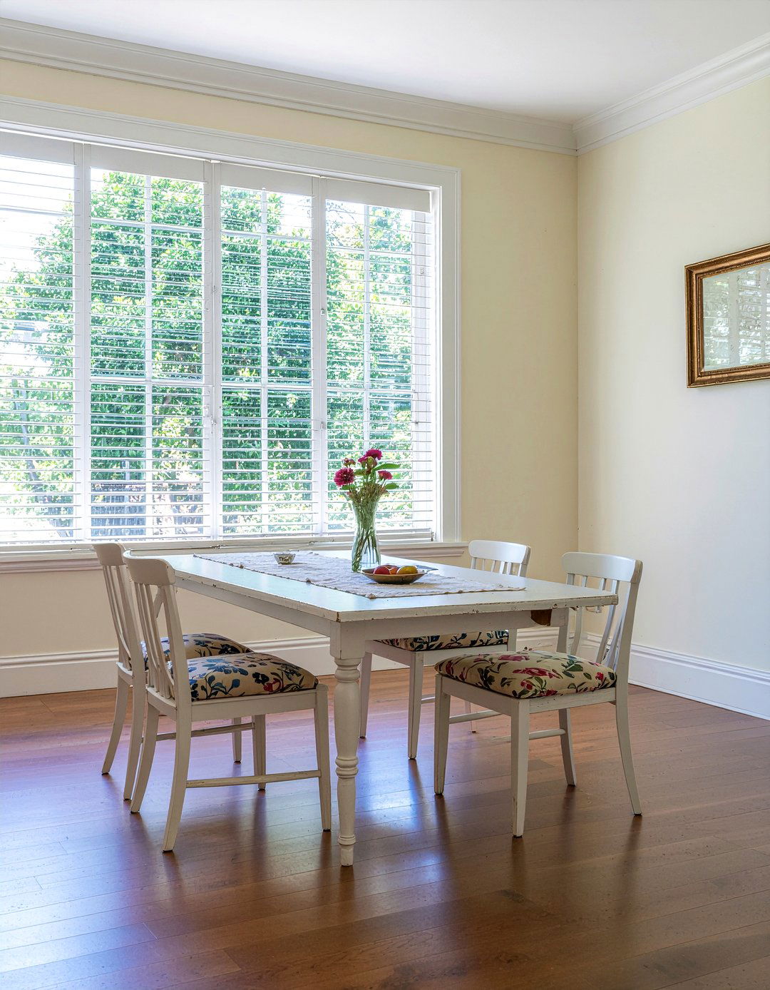 Shabby chic dining room - 30 New Orleans dining room ideas
