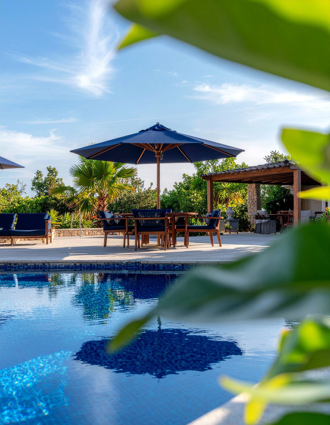 Shaded Dining Spot - 30 poolside dining ideas