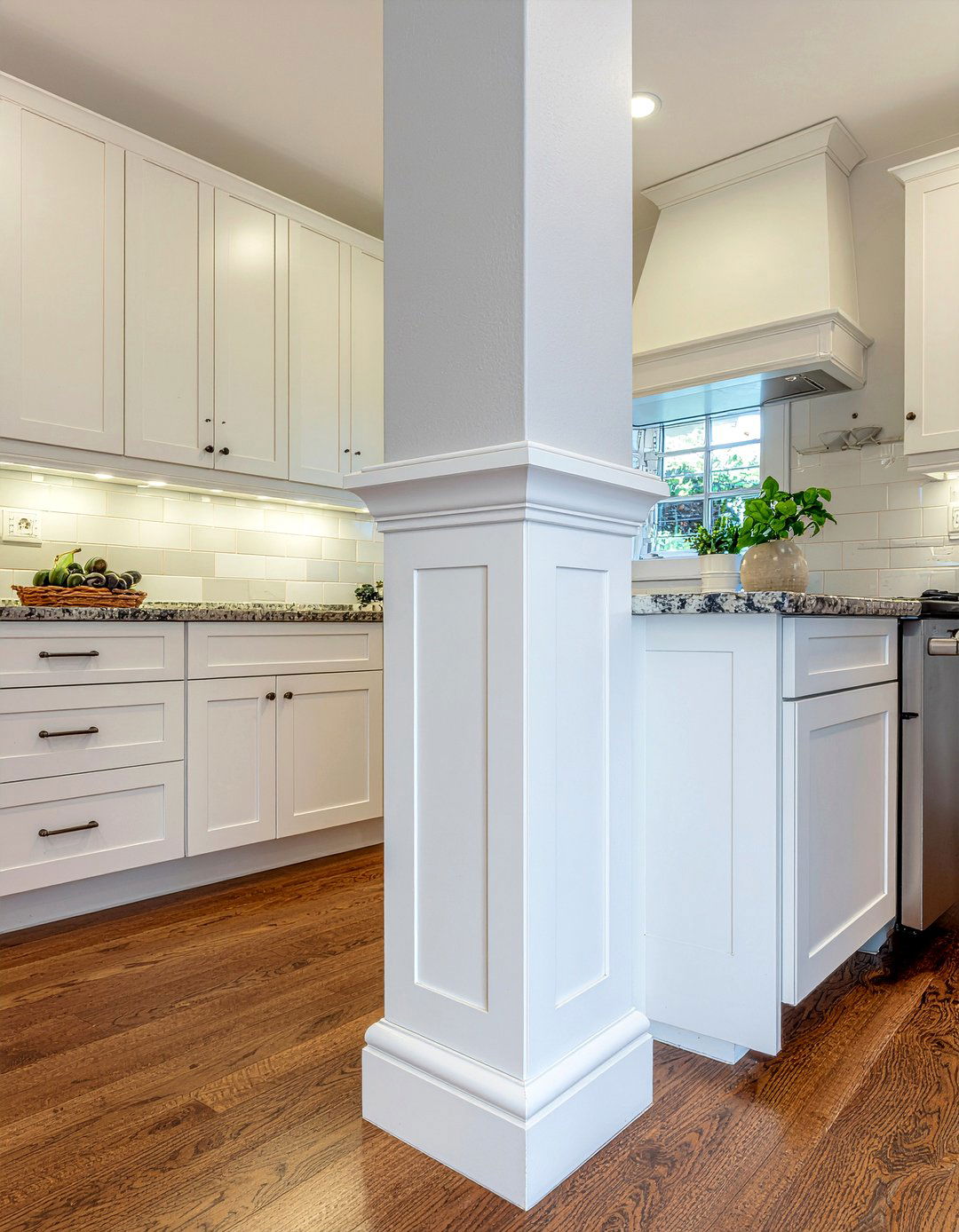 Shaker style kitchen column - 30 kitchen column ideas