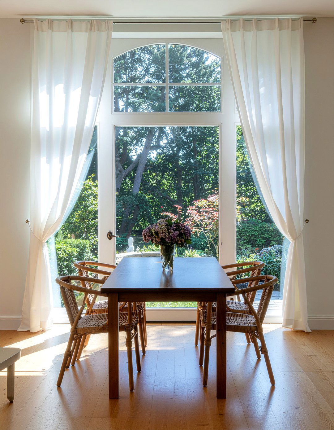 Sheer Curtain - 30 romantic dining room ideas