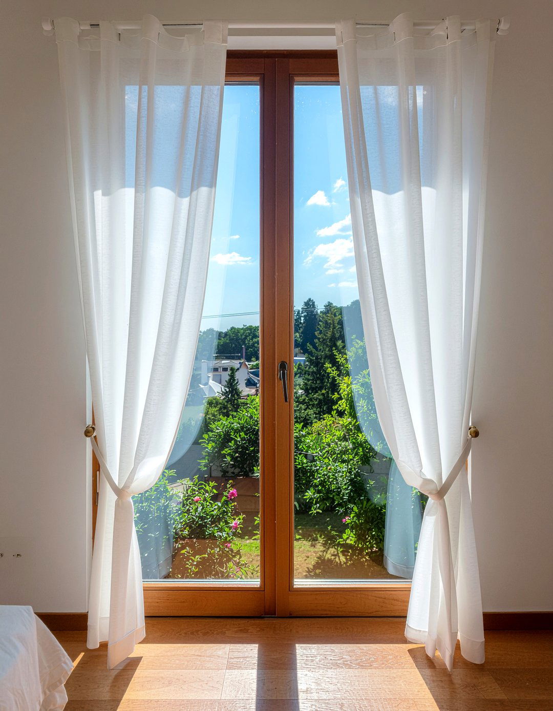 Sheer White Curtains - 30 Tuscan bedroom ideas