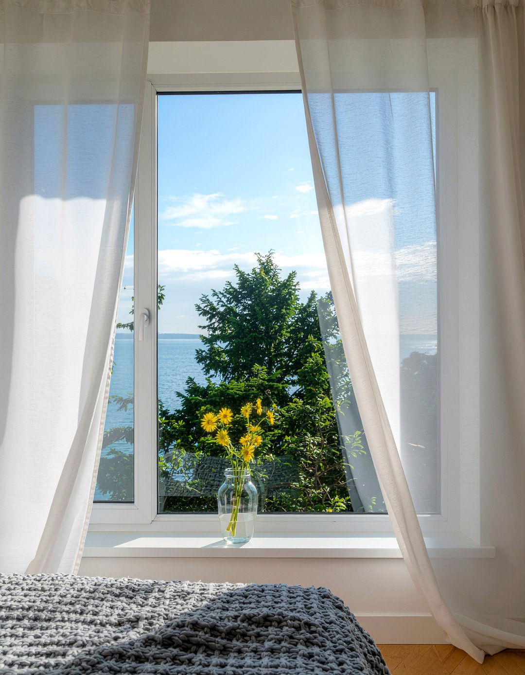 Sheer Window Curtains - 30 relaxation bedroom ideas