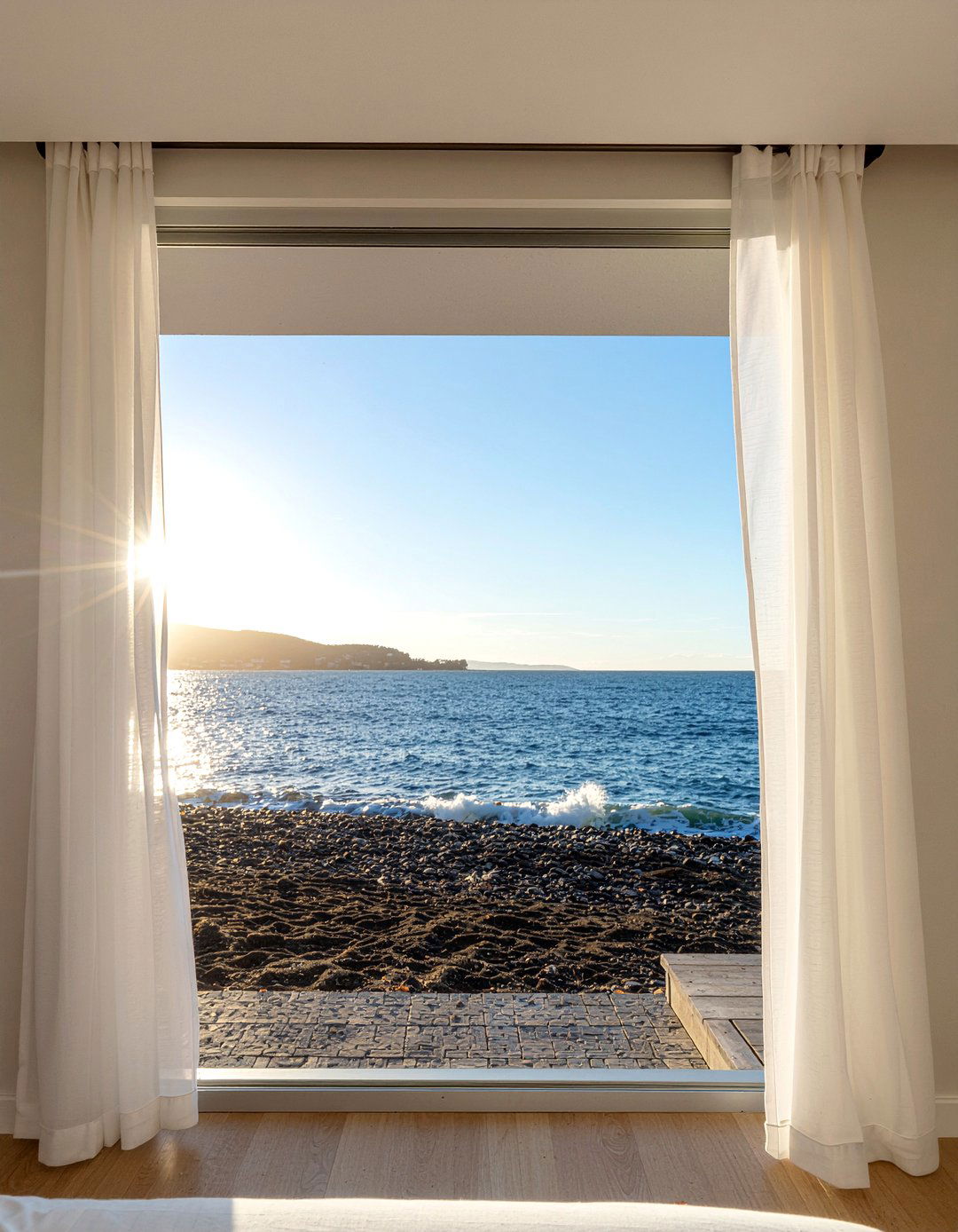 Sheer white curtains - 30 coastal bedroom ideas