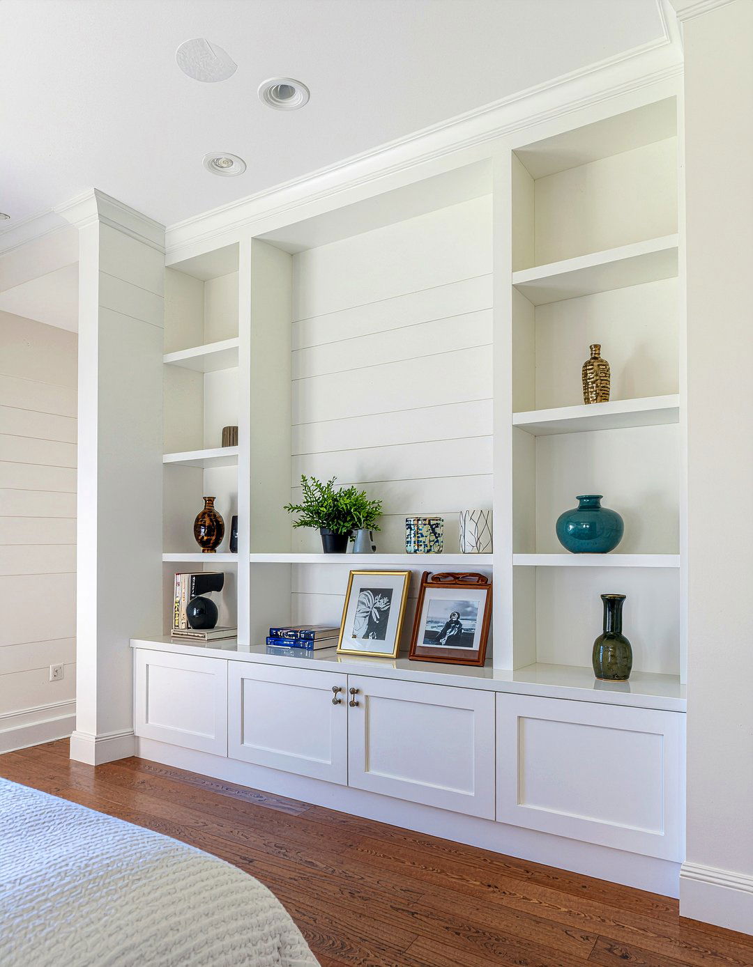 Shiplap with built in shelves - 30 bedroom shiplap walls