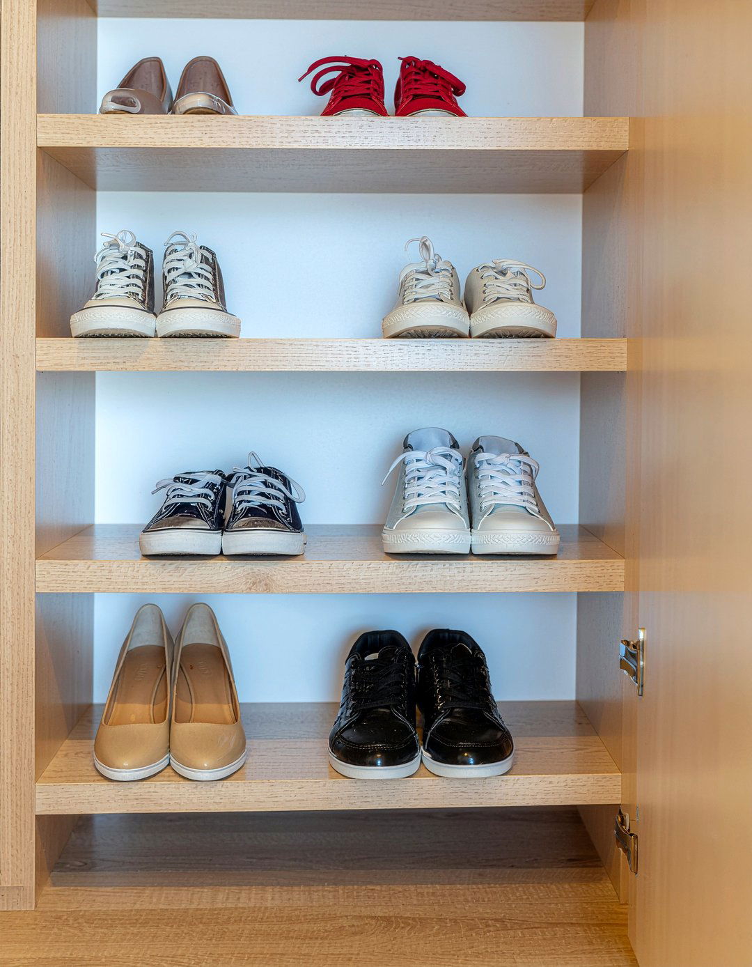 Shoe rack organizer - 30 bedroom reach-in closet ideas