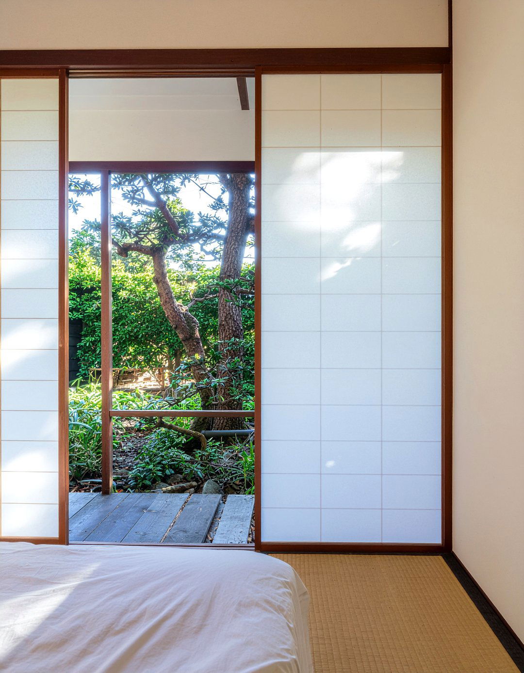 Shoji screen partition - 30 Japanese bedroom ideas