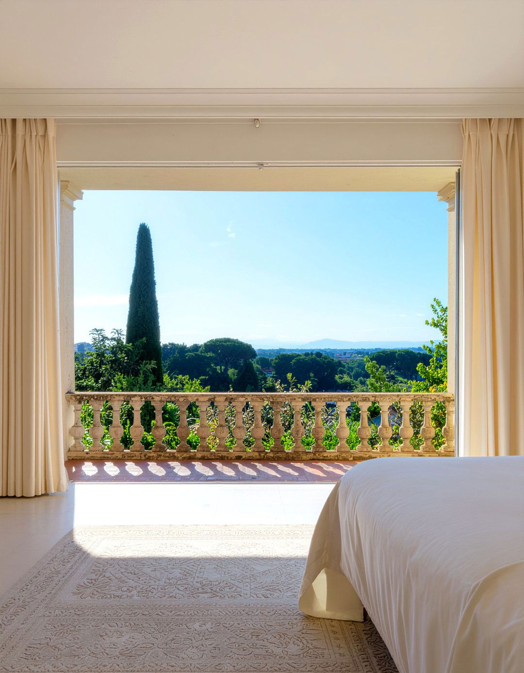 Silk drapery panels - 30 Italian bedroom ideas