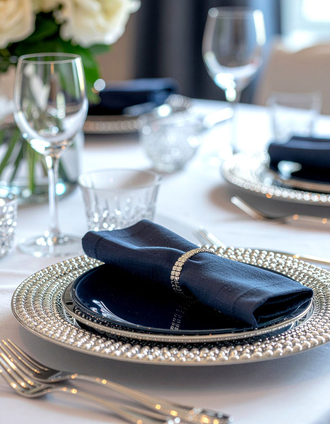 Silver beaded charger plates - 30 charger plate dining ideas