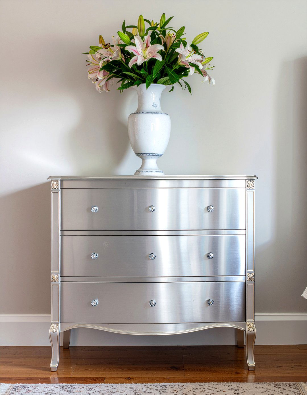 Silver dresser - 30 glam bedroom ideas