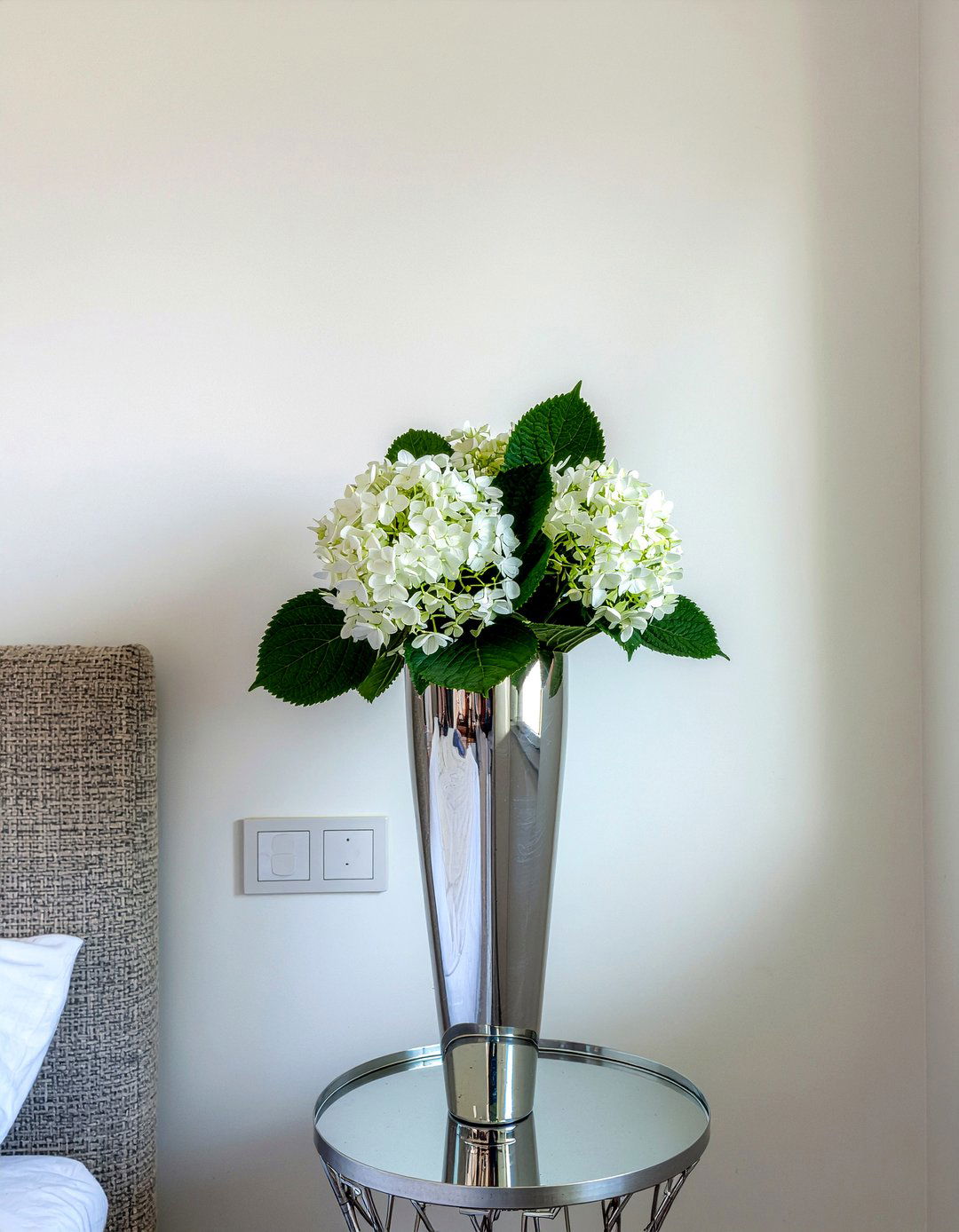 Silver flower vase decor - 30 silver accent bedroom ideas