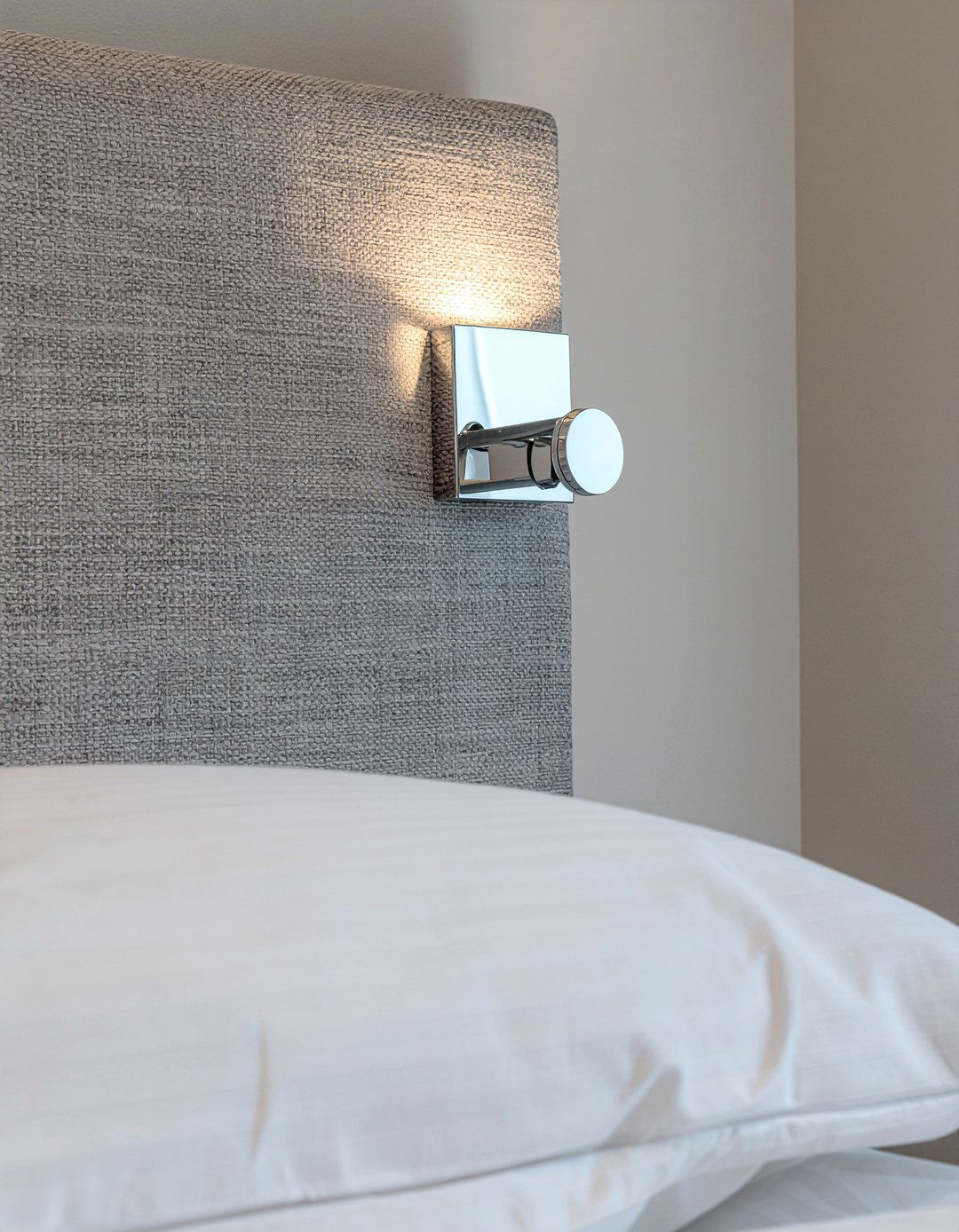 Silver wall sconce - 30 silver accent bedroom ideas