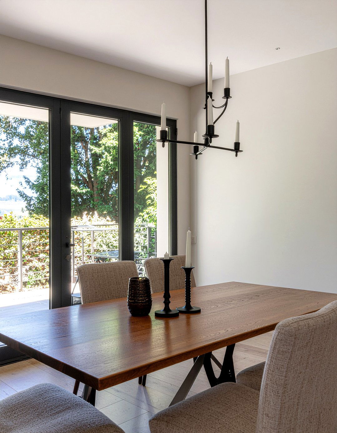 Simple iron candle fixture - 30 candle chandelier dining room ideas