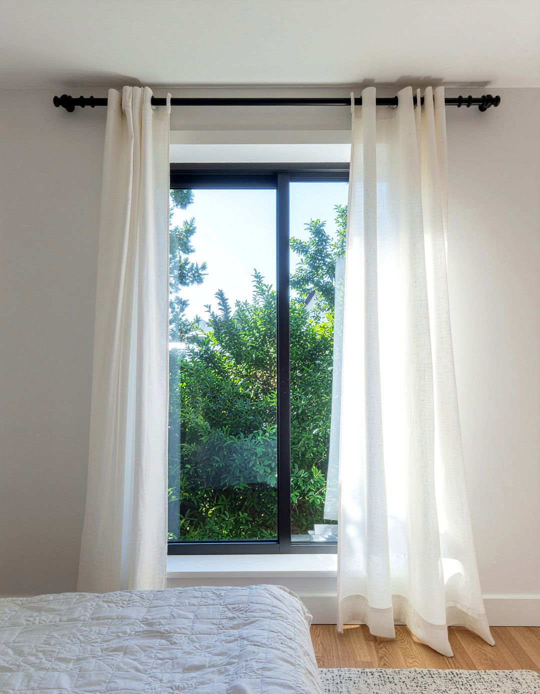 Simple linen curtains - 30 Norwegian bedroom ideas