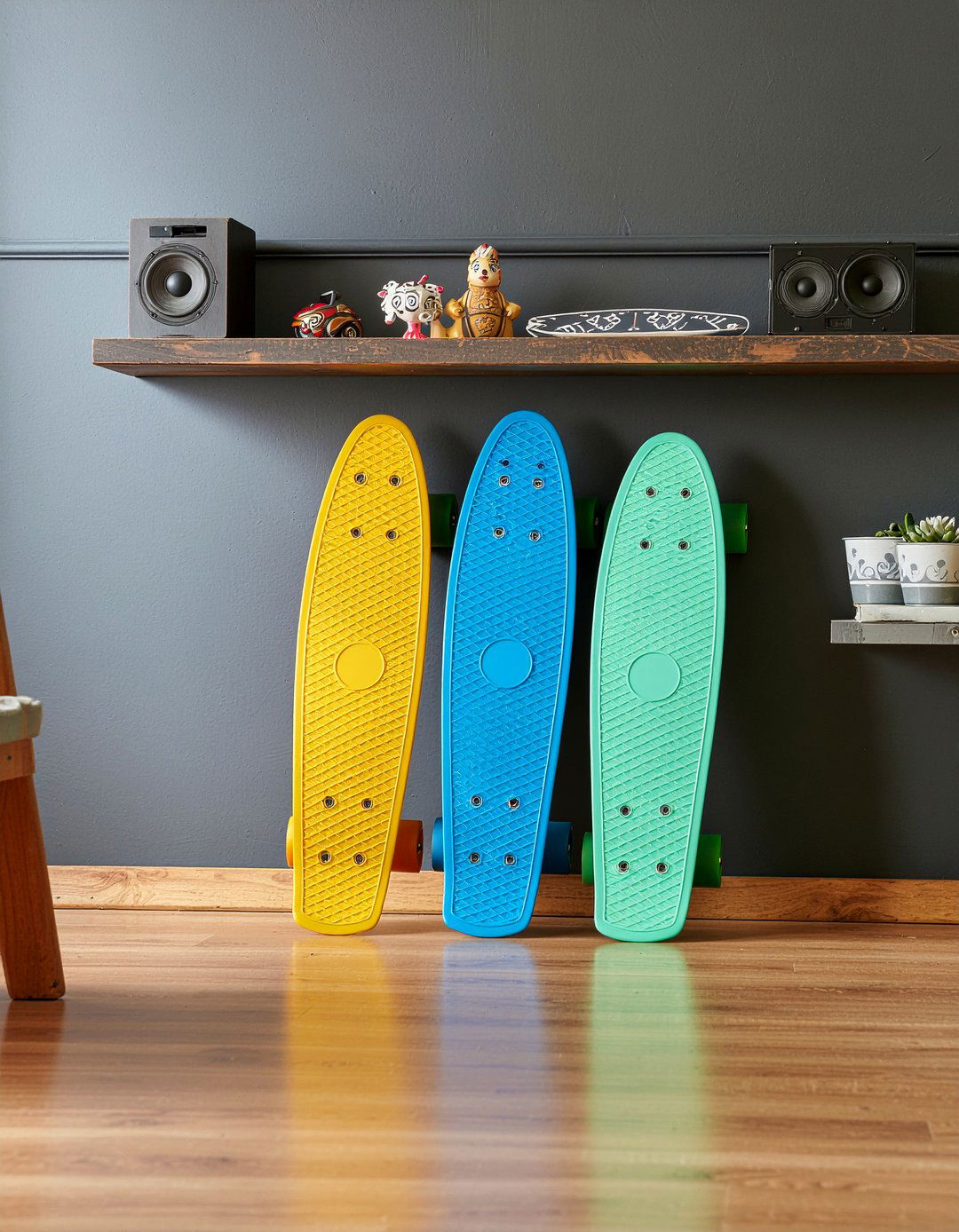 Skateboard Wall Shelf - 30 repurposed living room ideas