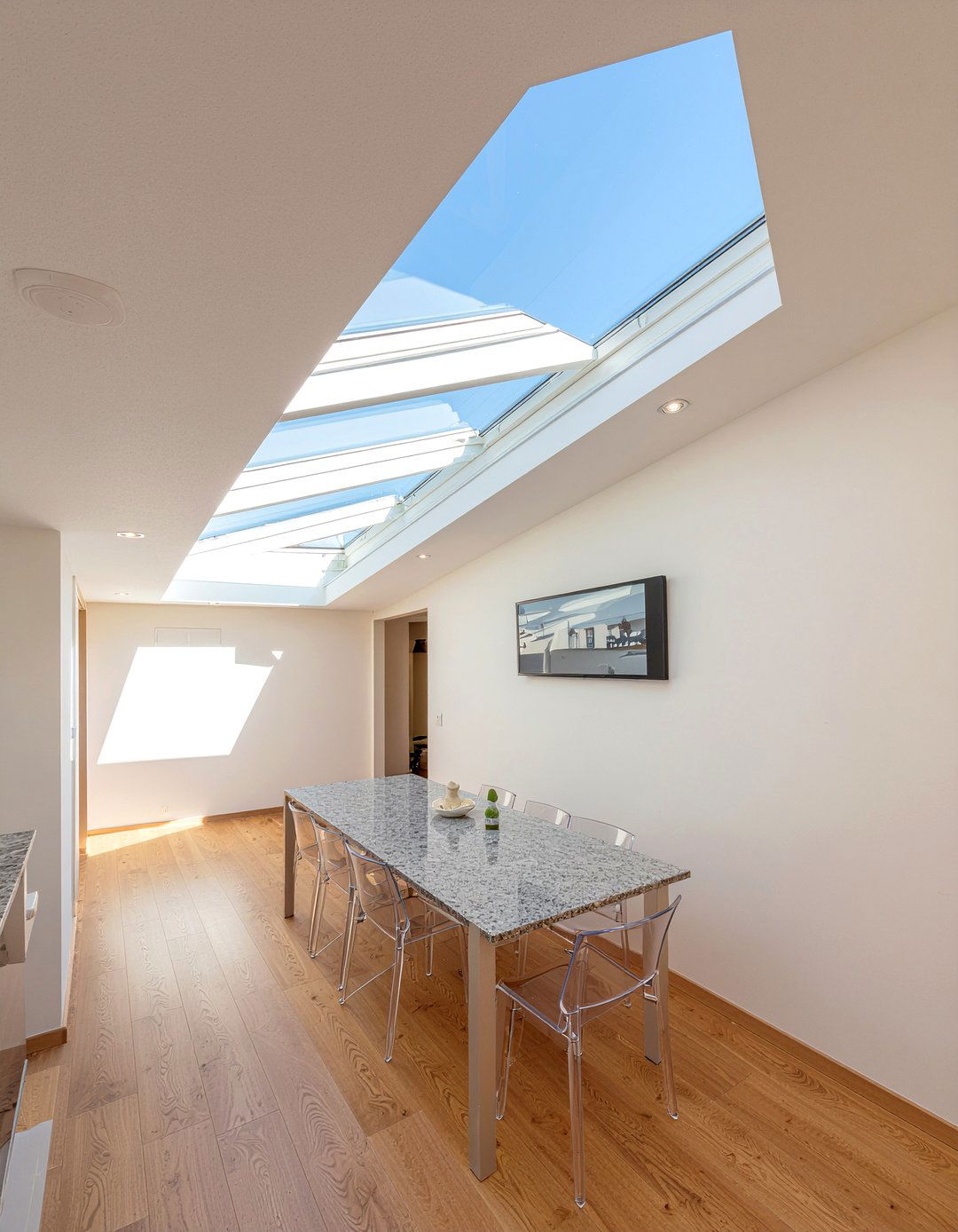 Skylight Dining Area - 30 row house dining room ideas