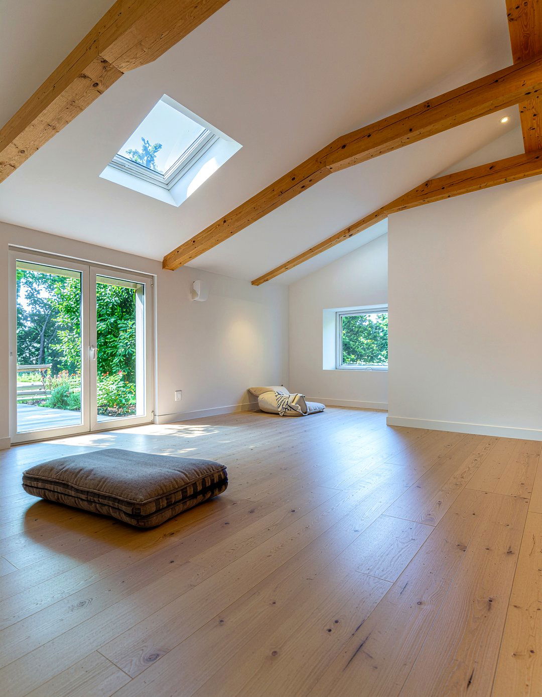 Slanted ceiling wood beams - 30 exposed beam living room ideas